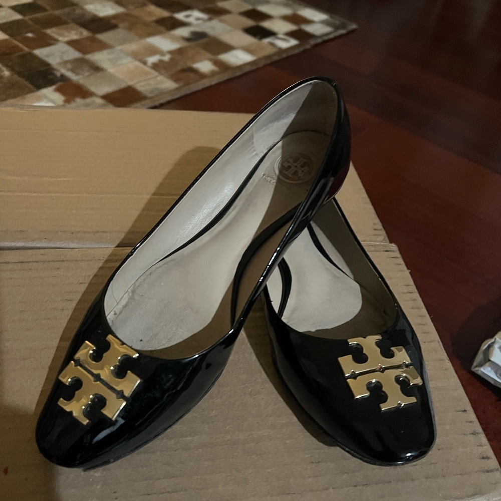 Tory Burch Claire Patent Leather ballet flat. Color is perfect black, Size 7.5